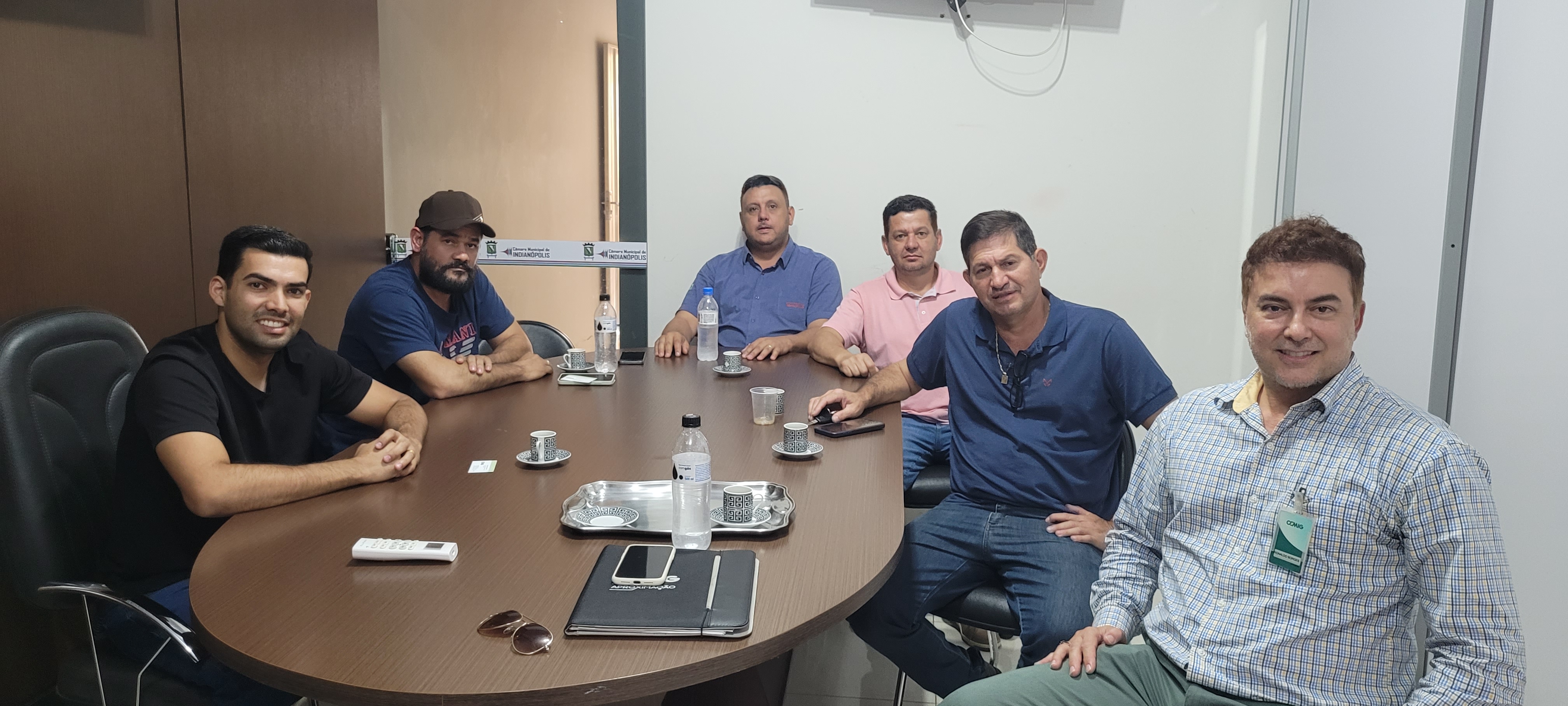 Câmara Municipal de Indianópolis recebe representante da CEMIG para tratar sobre quedas de energia no município