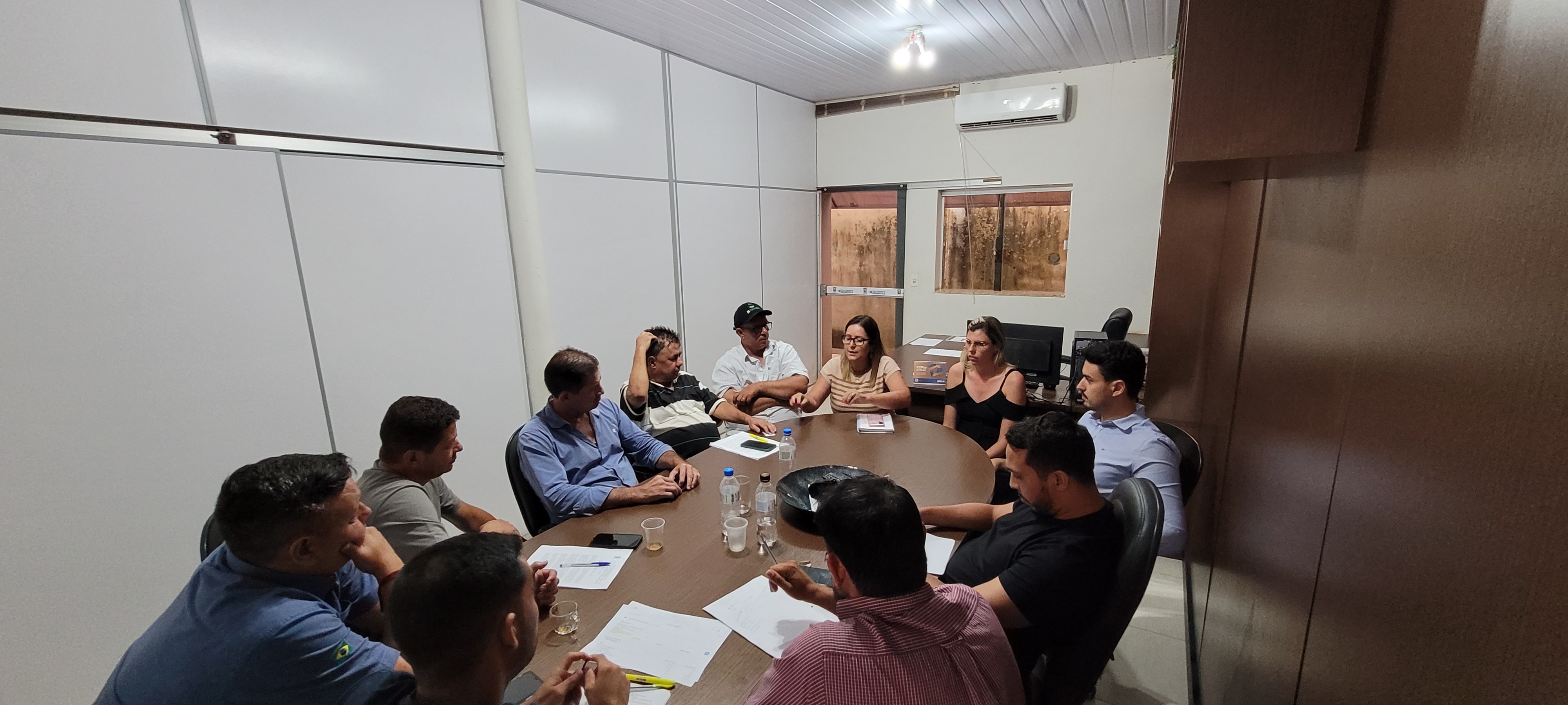 Câmara Municipal discute Projeto de Lei sobre contratação de profissionais de apoio na Educação Especial A Câmara Municipal de Indianópolis realizou uma reunião na sala 