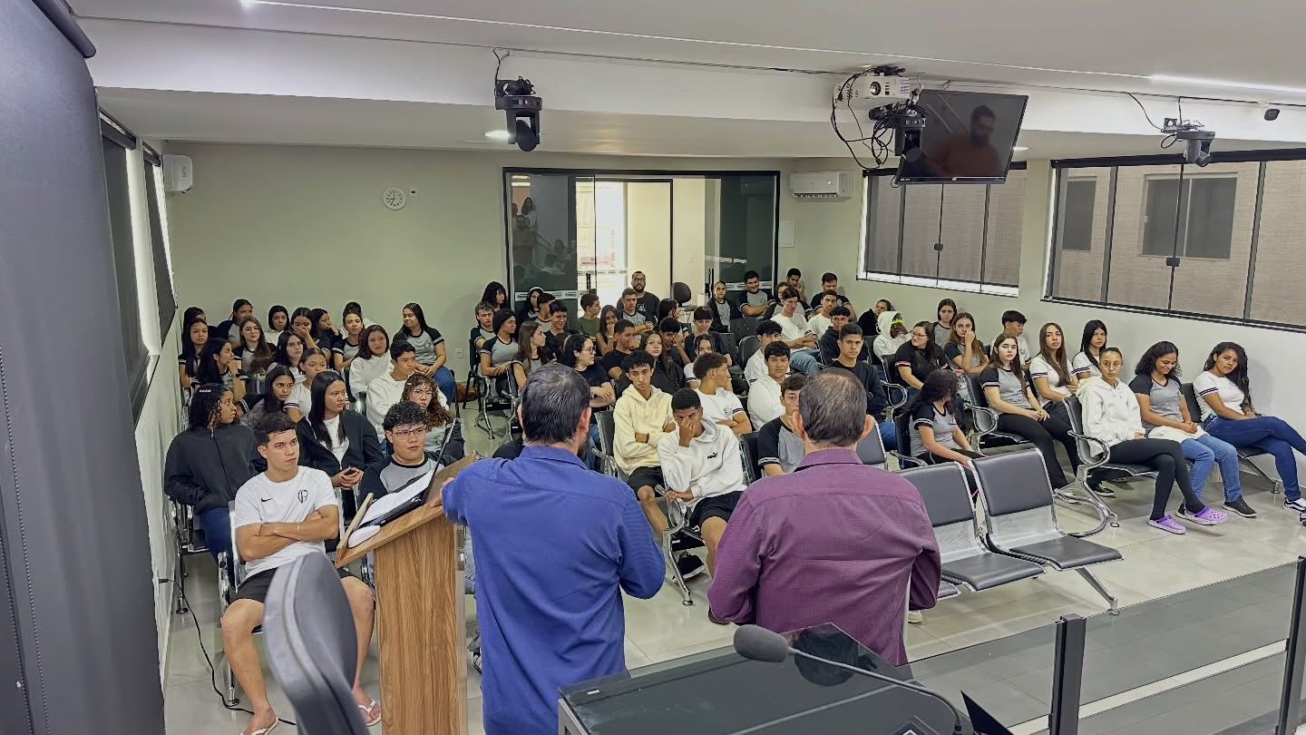 Câmara Municipal recebe alunos do Ensino Médio para visita técnica