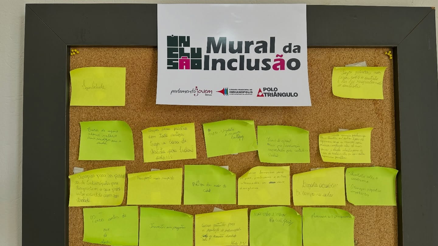 Estudantes registram sugestões durante atividade do Parlamento Jovem em Indianópolis