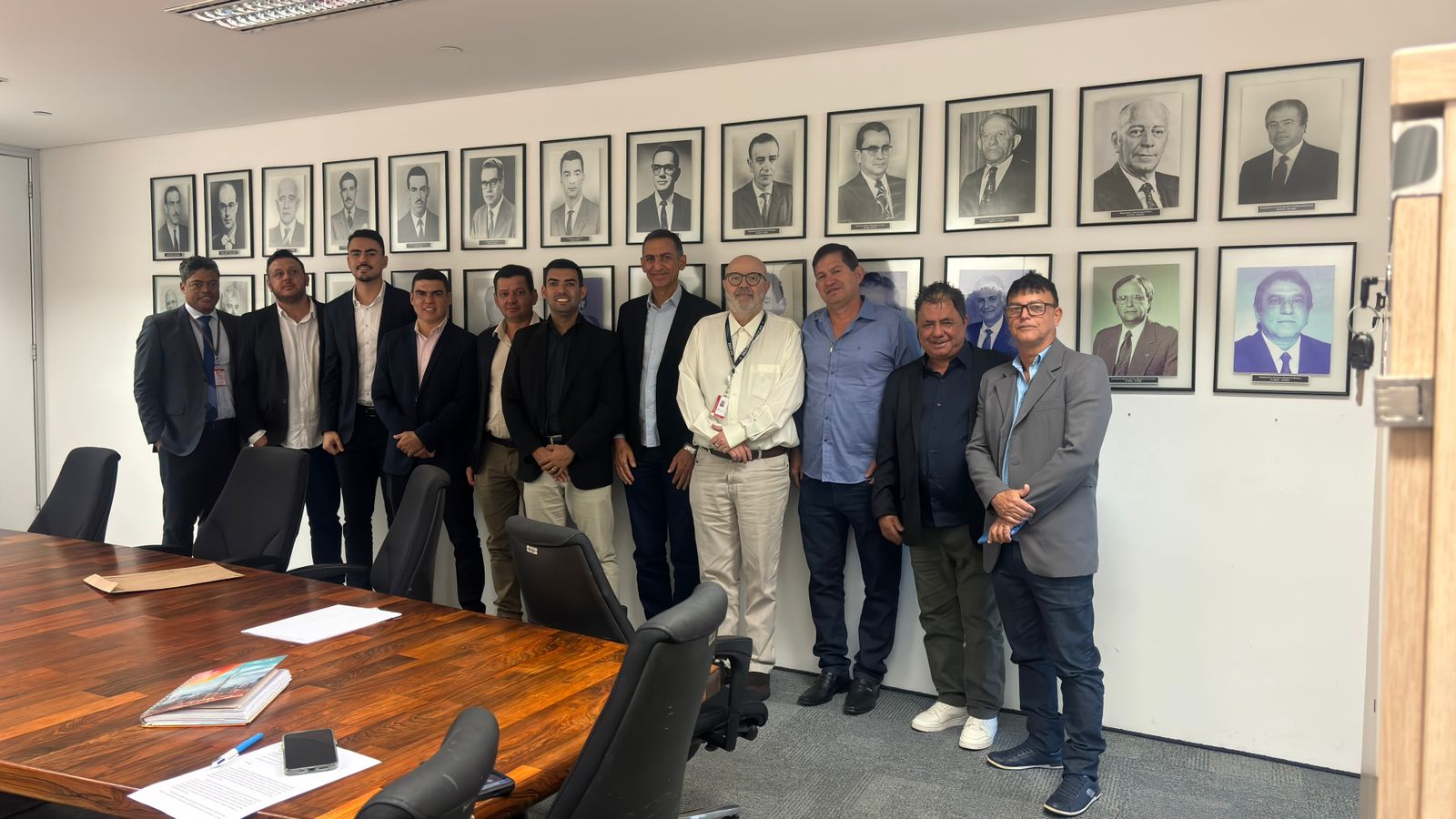 Vereadores e Prefeitura cobram melhorias na linha de ônibus entre Indianópolis e Uberlândia em reunião no DER
